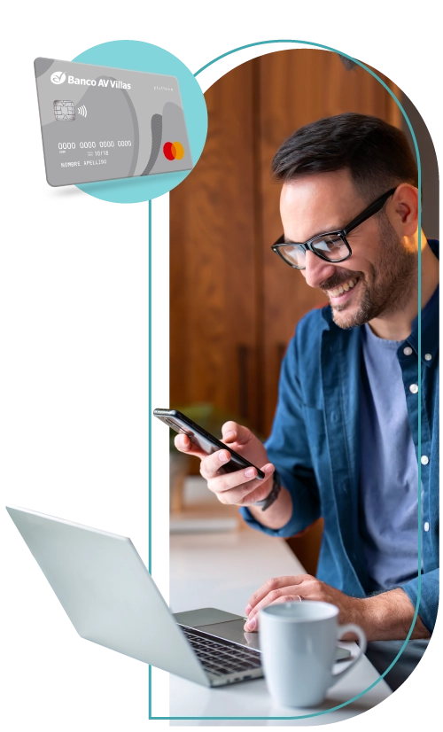 Señor revisa sus canales digitales para pagar tarjeta de credito sin cuota de manejo