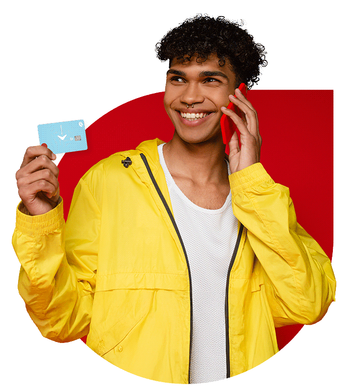 hombre tiene tarjeta de credito con cashback