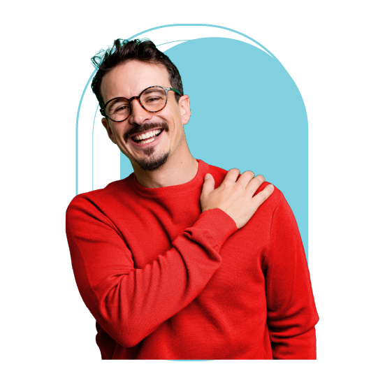 hombre con tarjeta de credito con cashback