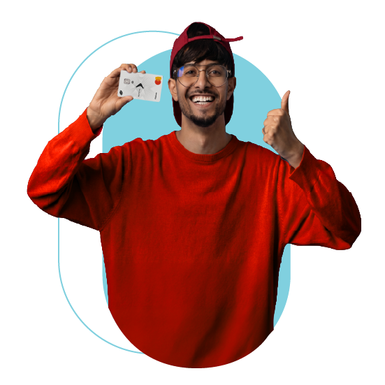 hombre feliz por tener tarjeta de crédito con cashback para comprar ropa
