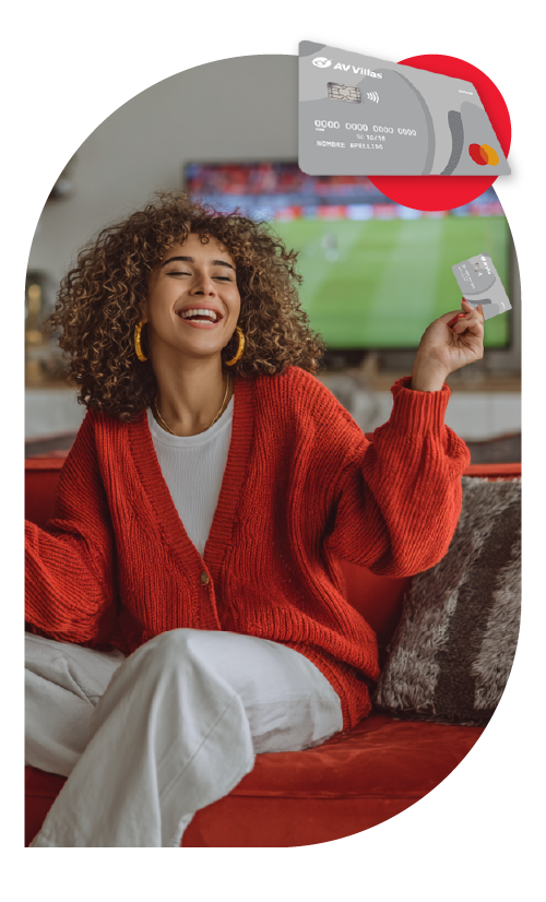 mujer tiene tarjeta de credito desde canales digitales 