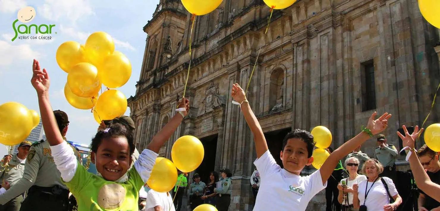 Niños celebrando la campaña de tapas para sanar