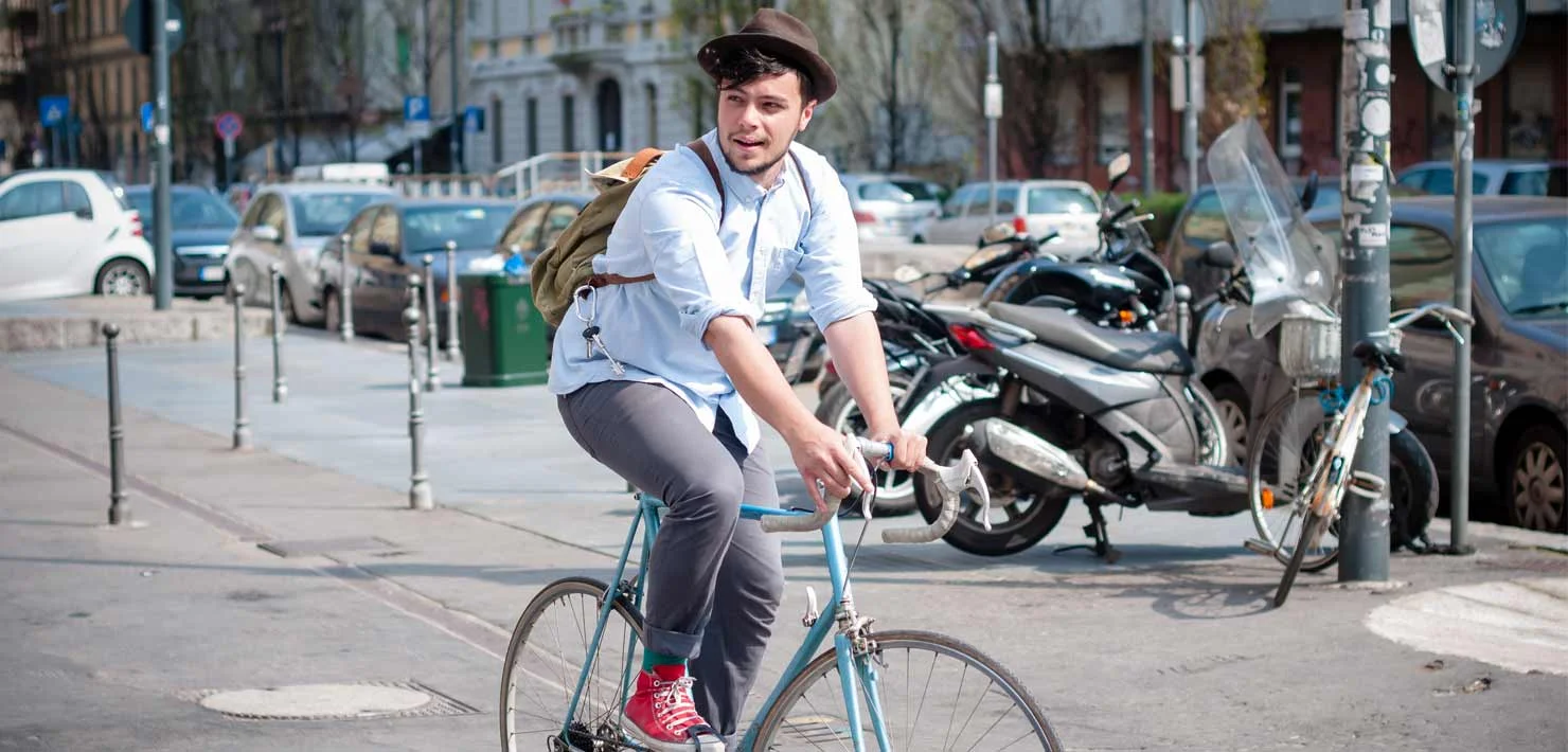 Hombre cuidando el medio ambiente usando una bicicleta