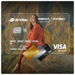 mujer tiene tarjetas de credito lifemiles que dan millas 