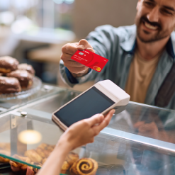 señor paga tarjeta de crédito sin problema 