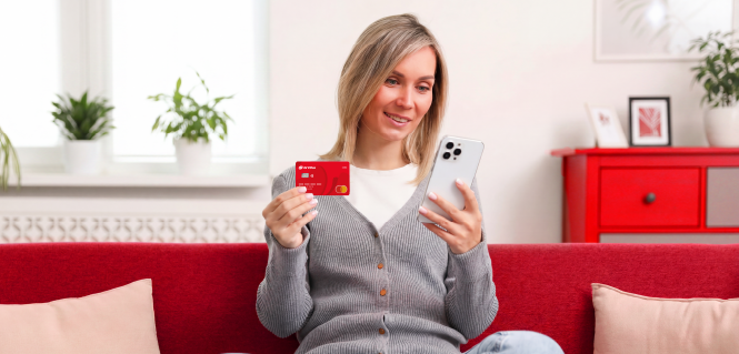 Mujer compra con la tarjeta de credito